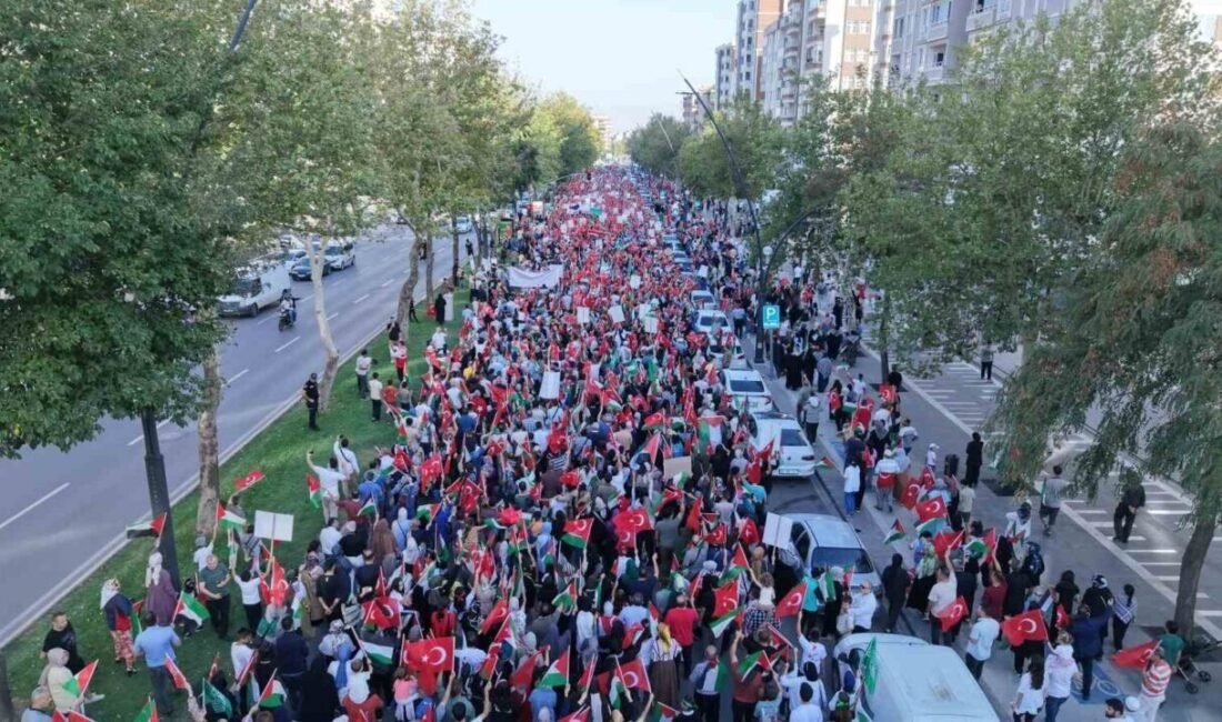 Kahramanmaraş’ta sivil toplum kuruluşları ve Büyükşehir Belediyesi öncülüğünde binlerce vatandaşın