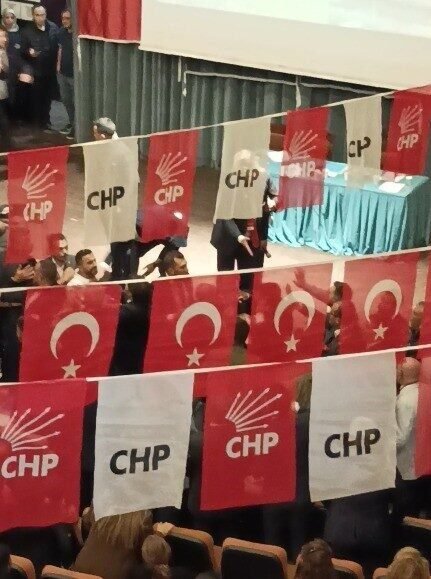 Kahramanmaraş’ta Cumhuriyet Halk Partisi’nin (CHP) İl Kongresi’nde iki grup arasında
