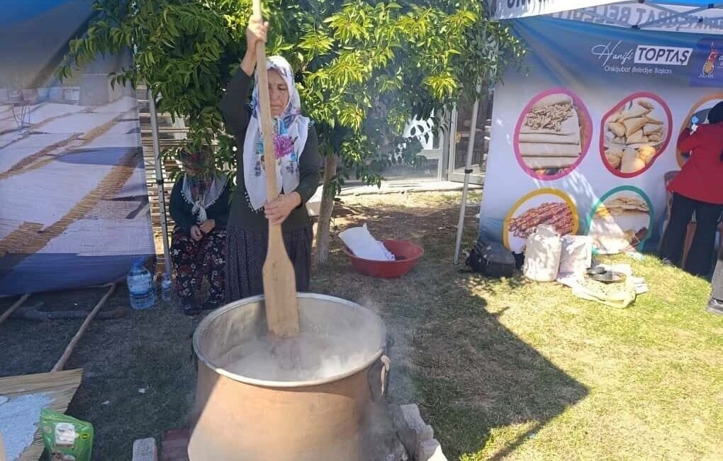 Kahramanmaraş’ın Onikişubat ilçesinde, üzüm hasadının bereketini ve kadın emeğinin zarafetini