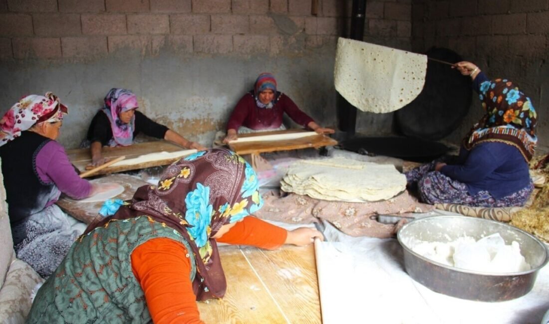 Kahramanmaraş’ta kadınlar bir araya gelerek kış öncesi ekmek yapımına devam