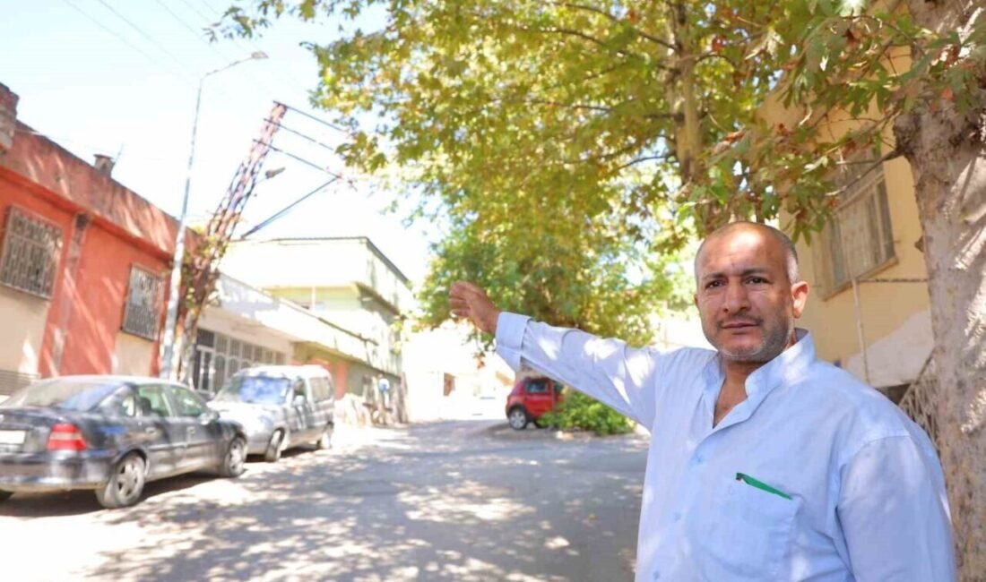 Kahramanmaraş’ta bir kamyonun çarpması sonucu eğik kalan demir elektrik direği