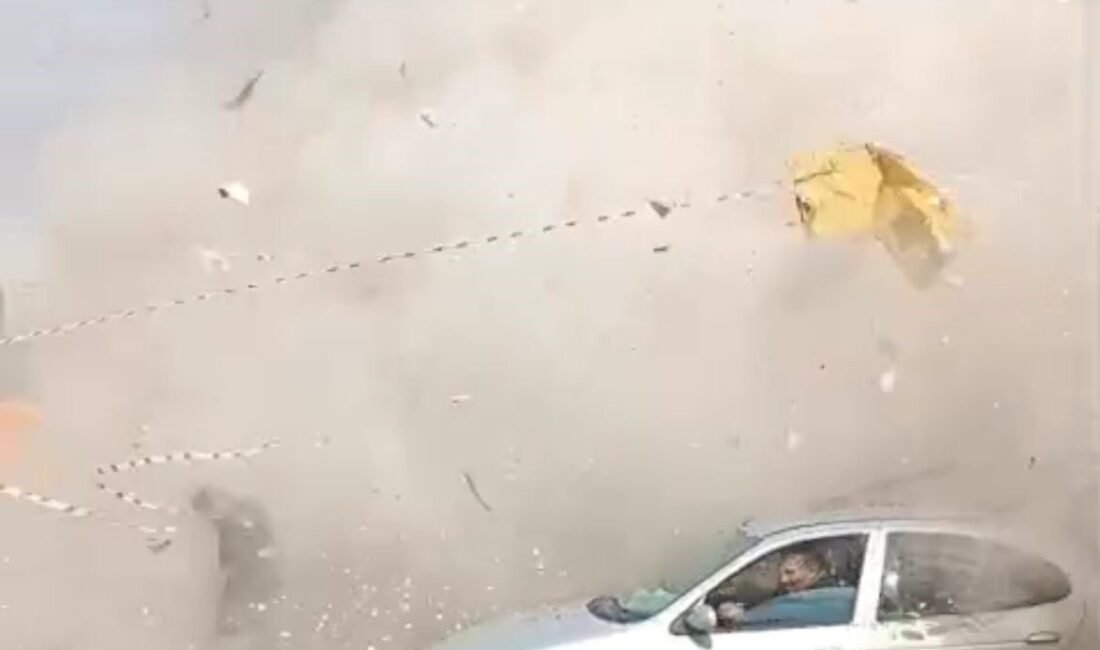 Kahramanmaraş’ın Elbistan ilçesinde rezerv alan çalışmaları kapsamında kontrollü yıkılan bina