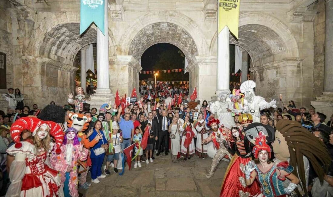 Muratpaşa Belediyesi’nin, bir yanı Akdeniz’e, diğer yanı konakları ve begonvillerle