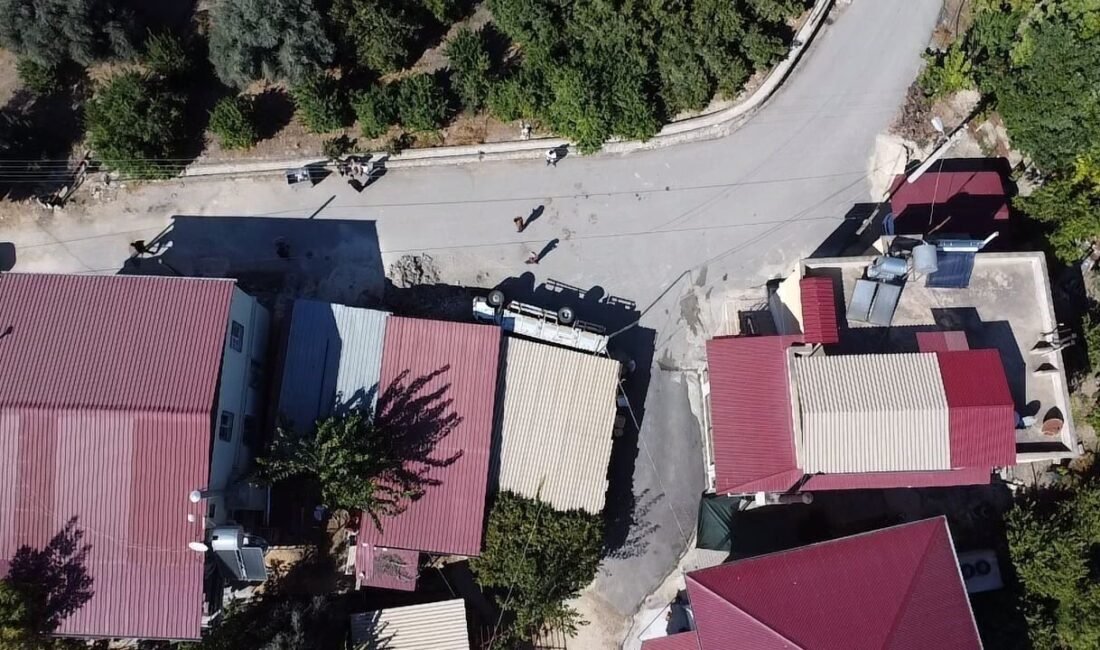 Mersin’in Erdemli ilçesinde hızla gelen nakliye kamyoneti virajı alamayarak iki