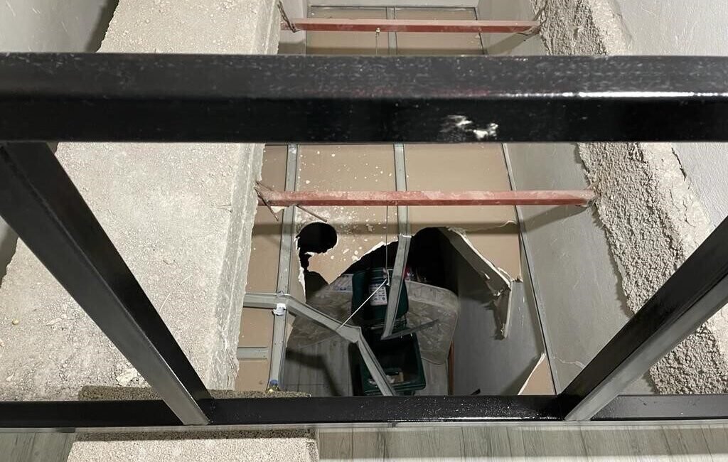 Adana’da elektriklerin kesik olduğu binada asma katta açık bırakılan boşluktan