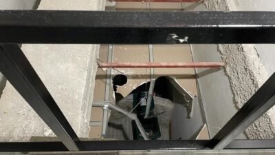 Adana’da elektriklerin kesik olduğu binada asma katta açık bırakılan boşluktan