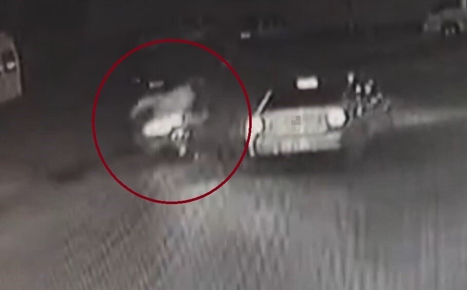 Mersin’in Erdemli ilçesinde motosiklet ile otomobil çarpıştı. Motosiklet sürücüsünün savrularak