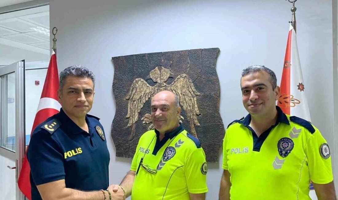 Osmaniye’nin Kadirli ilçesinde kazaya karışan araçların yoldan kaldırılmasının ardından yolu