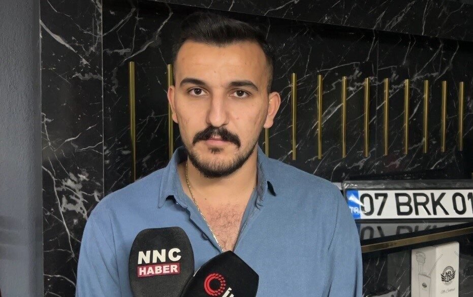 Burdur’un Bucak ilçesinde otomobille çarpışarak yanmaya başlayan motosikletin sürücüsünü alevlerden