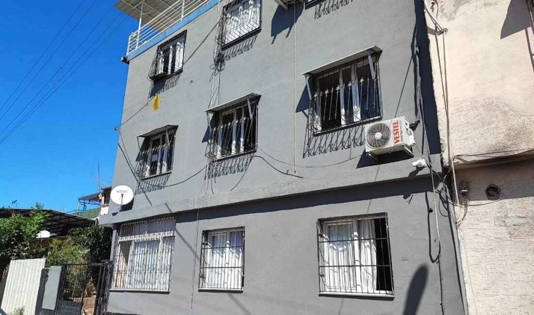 Adana’da bir kişi pencerenin demir korkuluklarından tırmanıp 2’nci kattaki açık