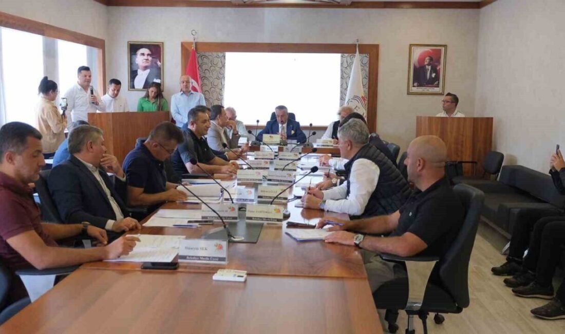 Antalya’nın Kemer ilçesinde, Kemer Belediyesi’nin ekim ayı devam meclis toplantısı