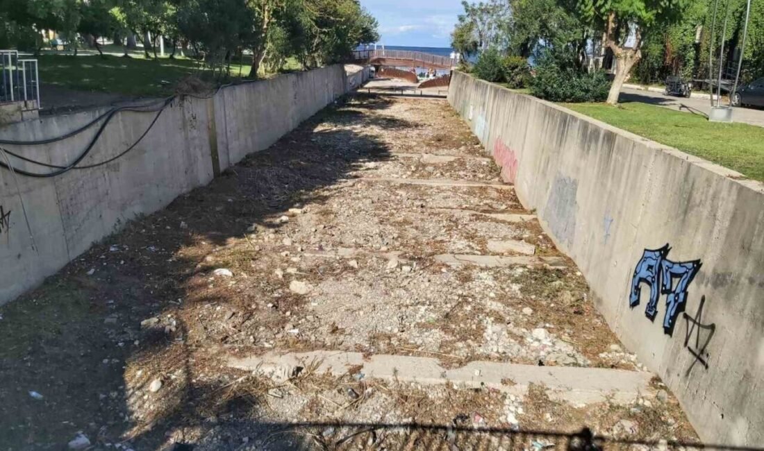 Kemer Belediyesi Park ve Bahçeler Müdürlüğü ekipleri, kış aylarında yaşanabilecek