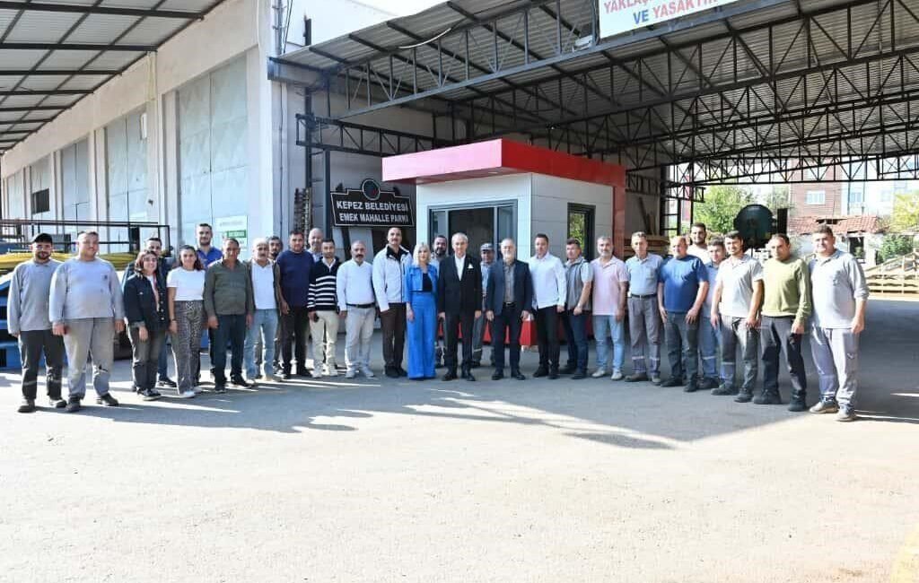 Kepez Belediye Başkanı Mesut Kocagöz, belediye atölyesinde üretilen ve dışarıdaki