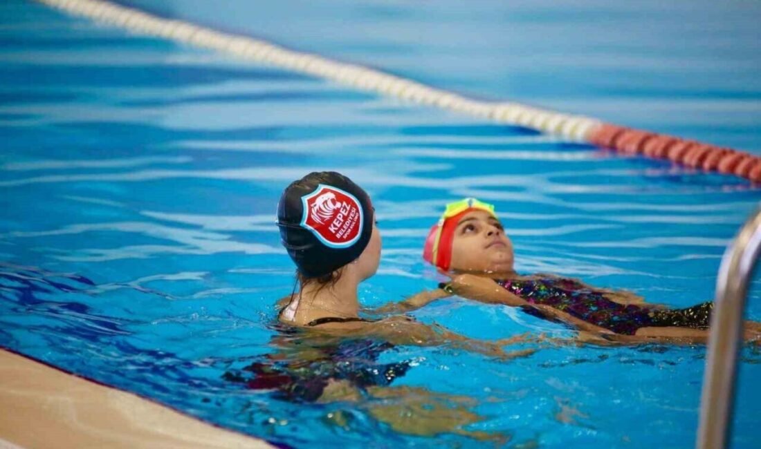 Kepez Belediyesi’nin Adnan Menderes Olimpik Yüzme Havuzu’nda kış sezonu yüzme