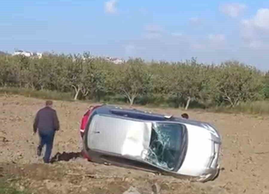 Hatay’da tarlaya uçarak yan dönen otomobilin sürücüsü hafif şekilde yaralandı.