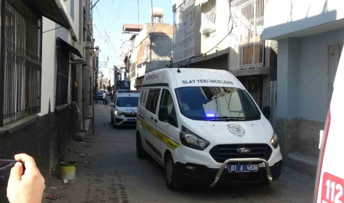 Adana’da komşusunu öldürüp, onun oğlunu da yaralayan şüpheli yakalanıp tutuklanırken,