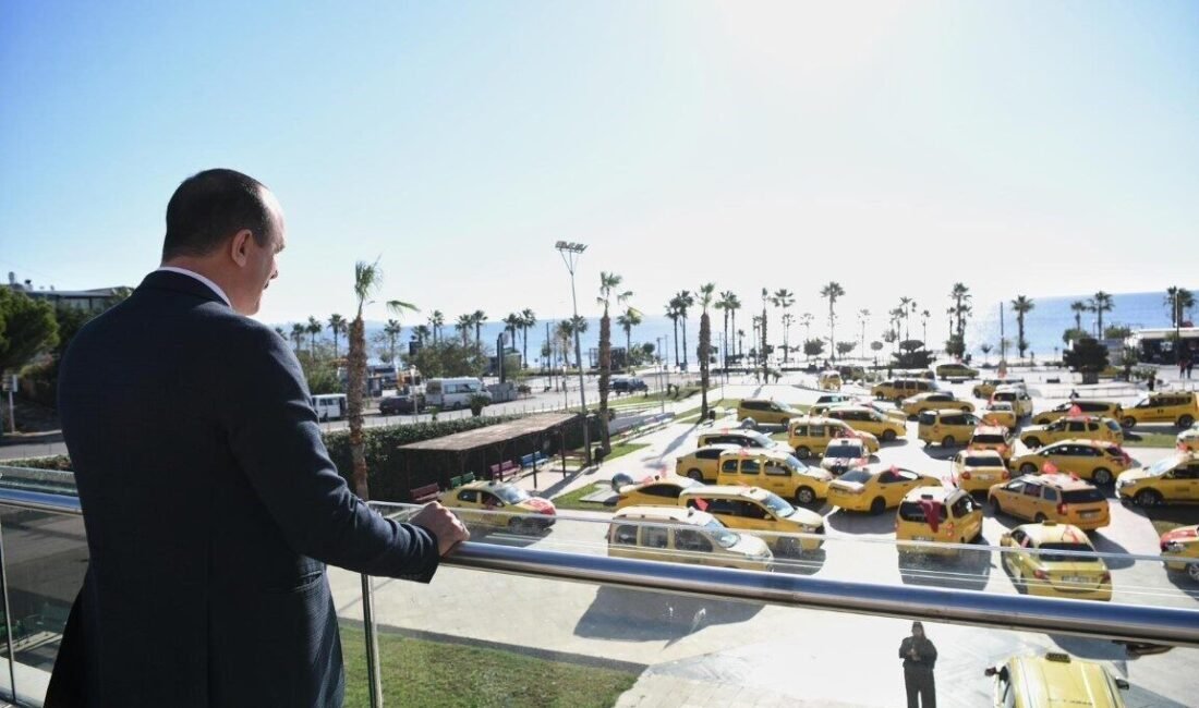 Konyaaltı Belediye Başkanı Cem Kotan, Cumhuriyet’in 102’nci yaşını taksici esnafıyla