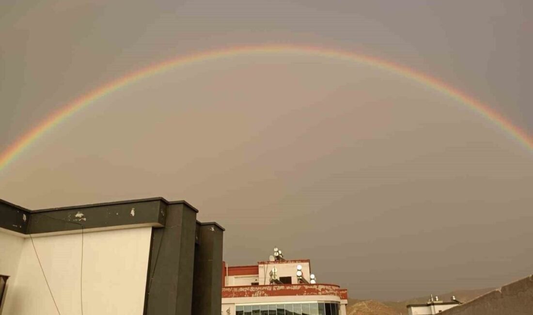 Adana’nın Kozan ilçesinde yağmurun ardından ortaya çıkan çifte gökkuşağı görsel