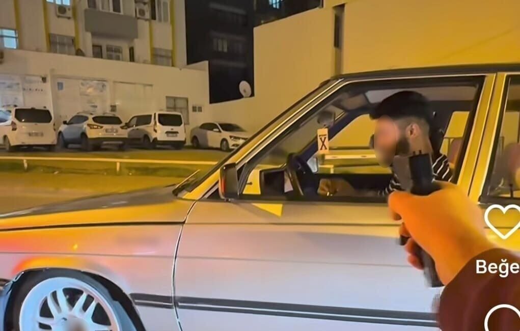 Adana’nın Kozan ilçesinde trafikte seyir halindeyken elindeki oyuncak silahla arkadaşını