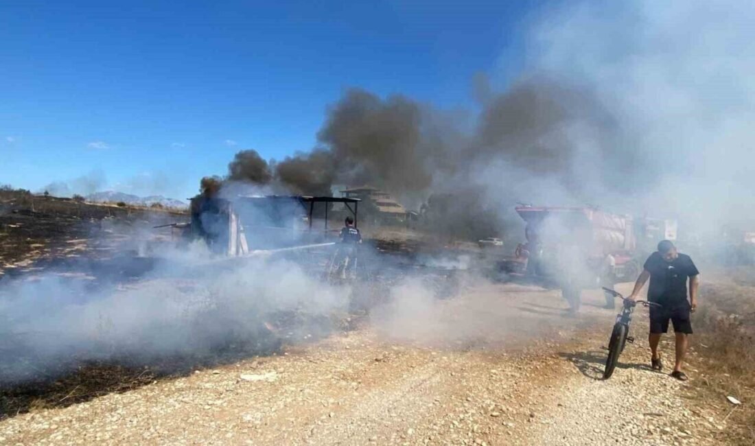 Antalya’nın Serik ilçesinde güvercin kulübesinde çıkan yangın itfaiye ekiplerince söndürülürken