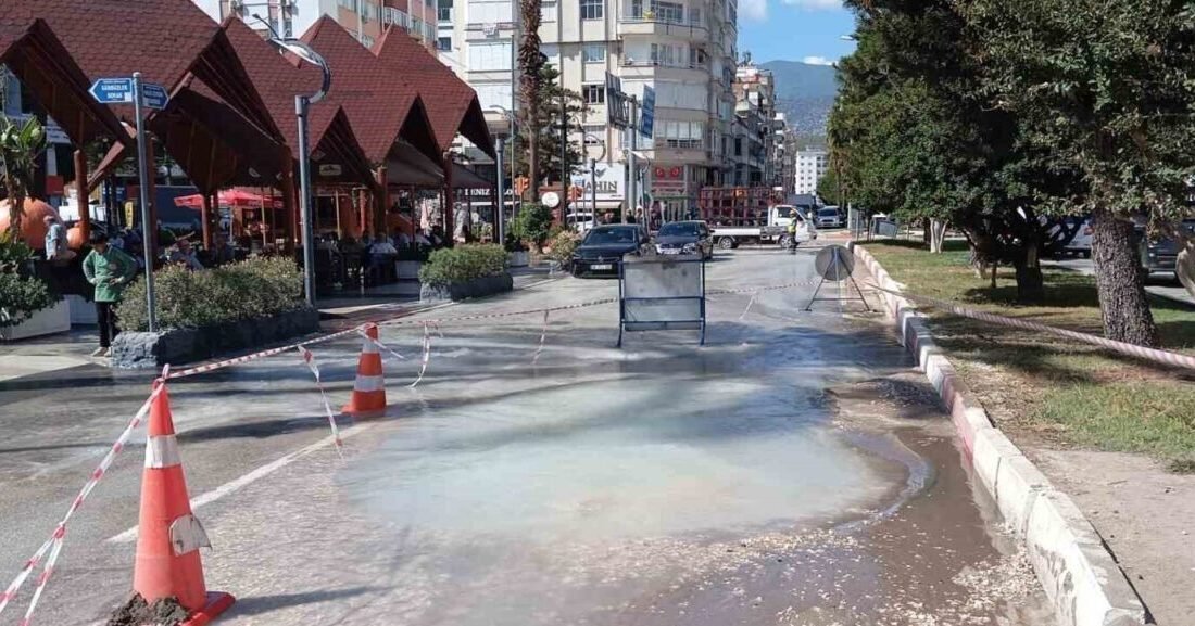 Antalya’nın Kumluca ilçesine bağlı Meydan Mahallesinde içme suyu borusu son