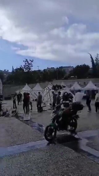 Adana’da Çukurova Belediyesi Kariyer Fuarı için kurulan bazı çadırlar, etkili