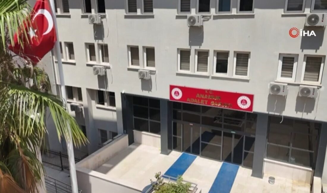 Mersin’in Anamur ilçesinde bir kuyumcuyu telefonla arayarak kendini kamu görevlisi