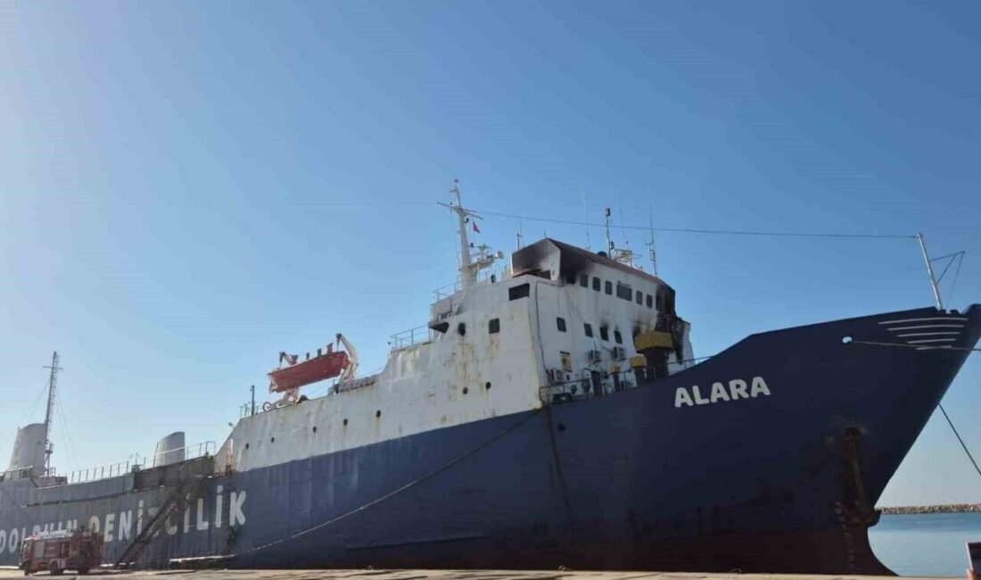 Mersin’in Silfke ilçesindeki limanda bulunan bir yük gemisinde yangın çıktı.