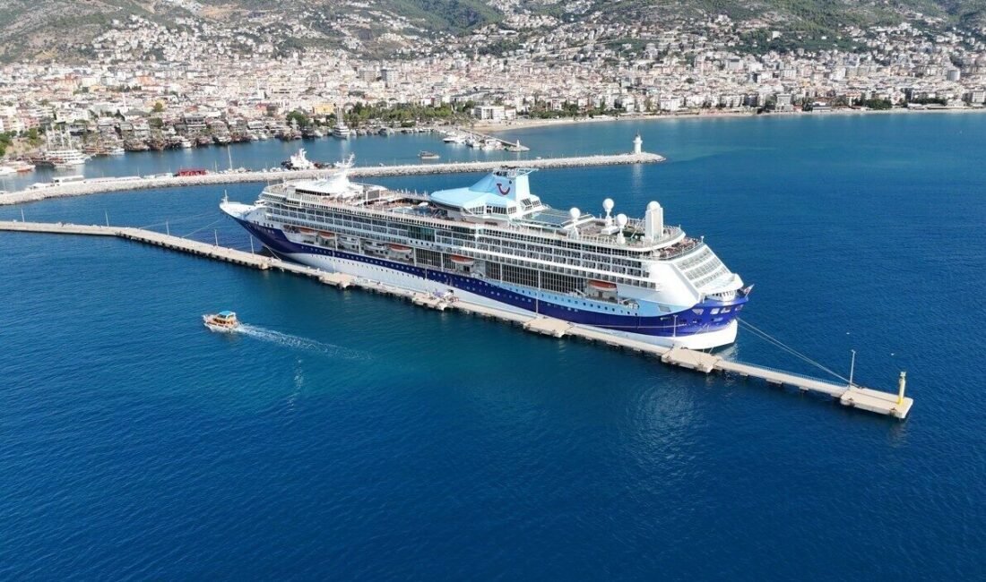 Antalya’nın Alanya ilçesine, Bahama Bandıralı ‘Marella Discovery 2’ isimli lüks