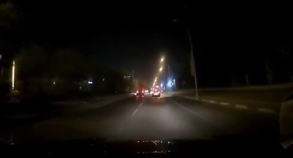 Adana’da trafikte makas atan bir otomobilinin motosiklete çarpması saniye saniye