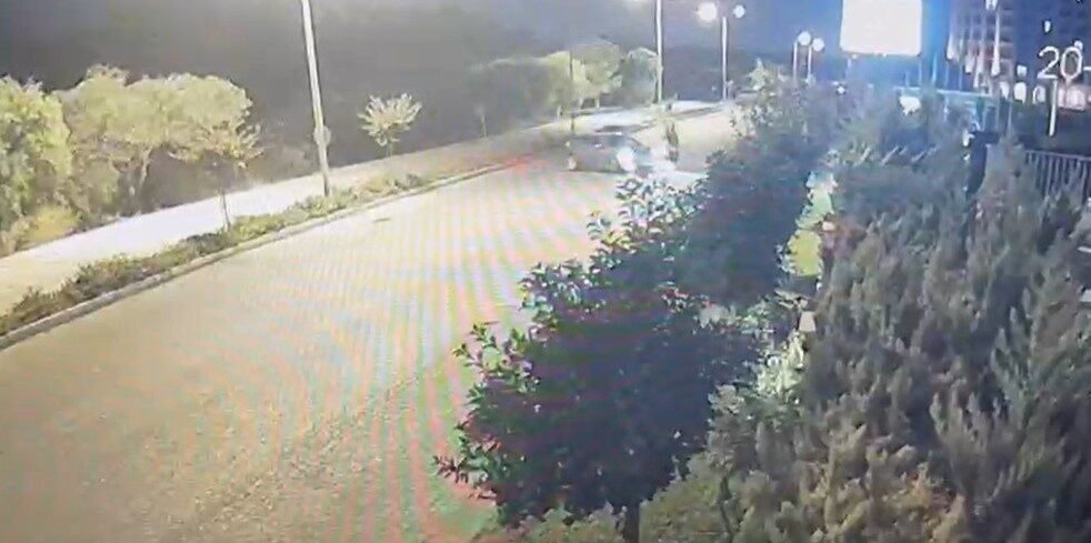 Antalya’nın Manavgat ilçesinde, otel önünde ’U’ dönüşü yapan otomobile motosikletin