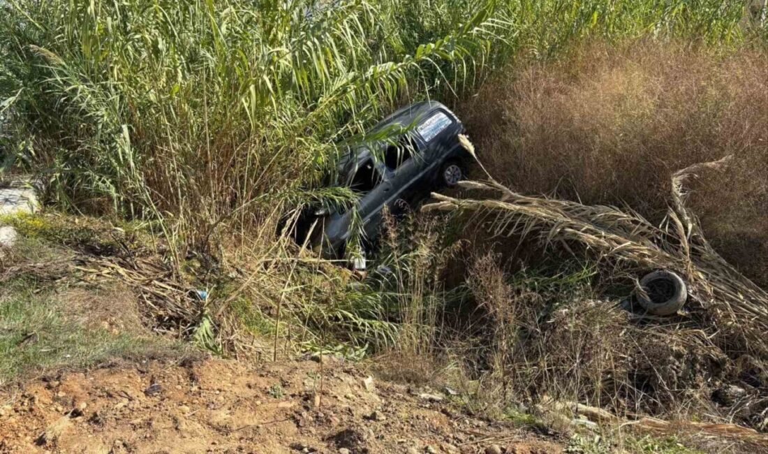 Antalya’nın Manavgat ilçesinde 2 otomobilin çarpışması sonucu meydana gelen kazada