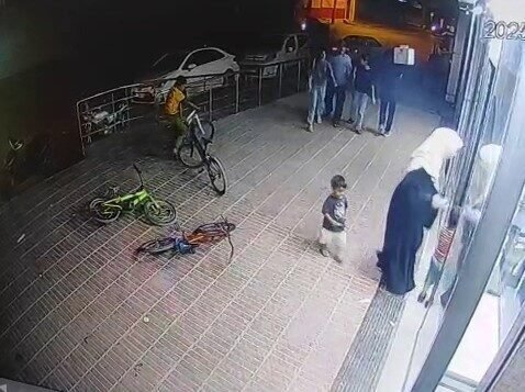 Adana’nın Yüreğir ilçesinde zincir markete alışveriş için giren çocuğun bisikleti