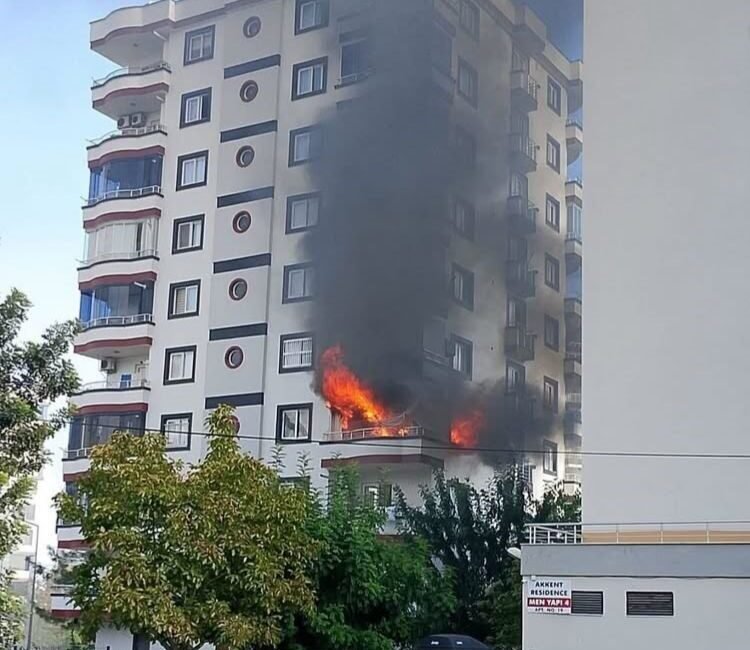 Mersin’de 9 katlı bir binadaki dairede çıkan yangın paniğe neden