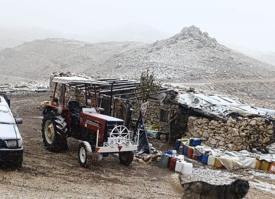 Mersin’in Anamur ilçesinde hava sıcaklıklarının düşmesiyle birlikte yüksek kesimlere mevsimin