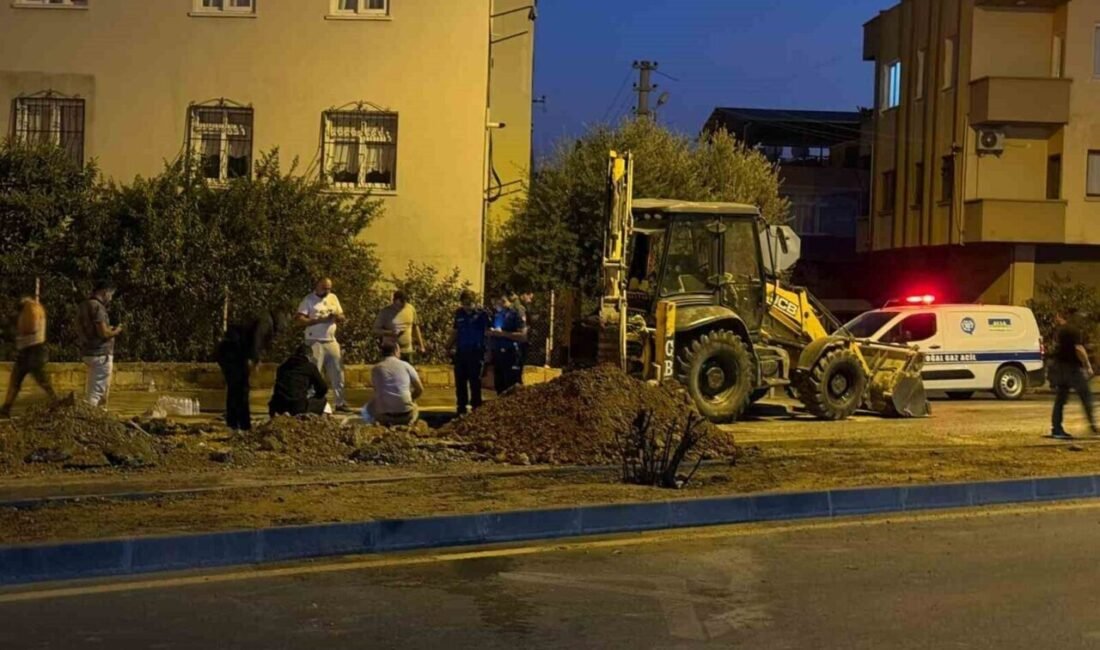 Mersin’in Tarsus ilçesinde internet çalışması için yapılan kazı, doğalgaz borusuna