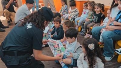 Mersin’de jandarma ekipleri, öğrencilere yönelik tanıtım faaliyeti gerçekleştirdi. Çocuklarla sohbet