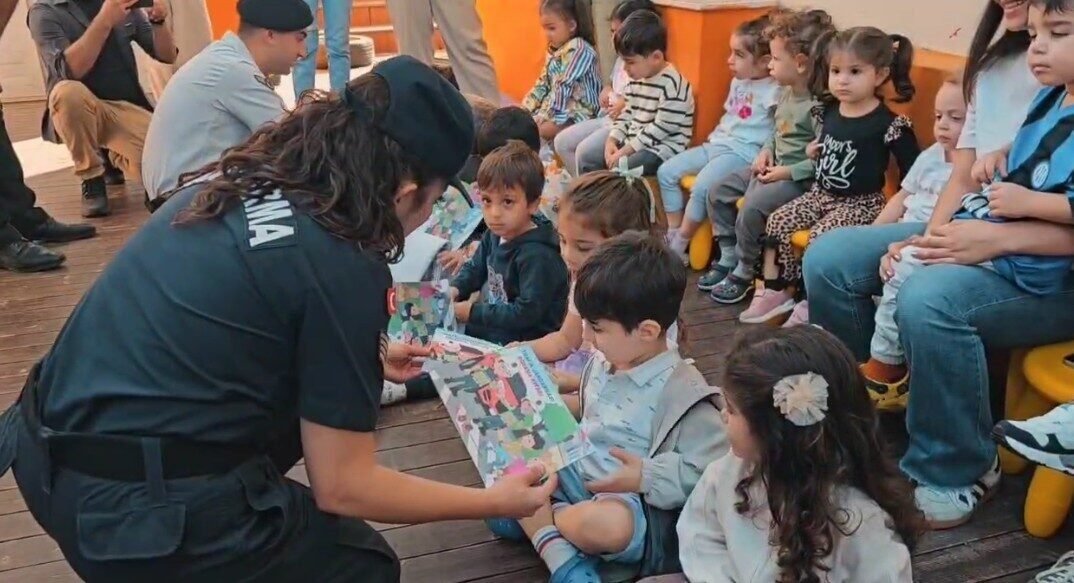 Mersin’de jandarma ekipleri, öğrencilere yönelik tanıtım faaliyeti gerçekleştirdi. Çocuklarla sohbet