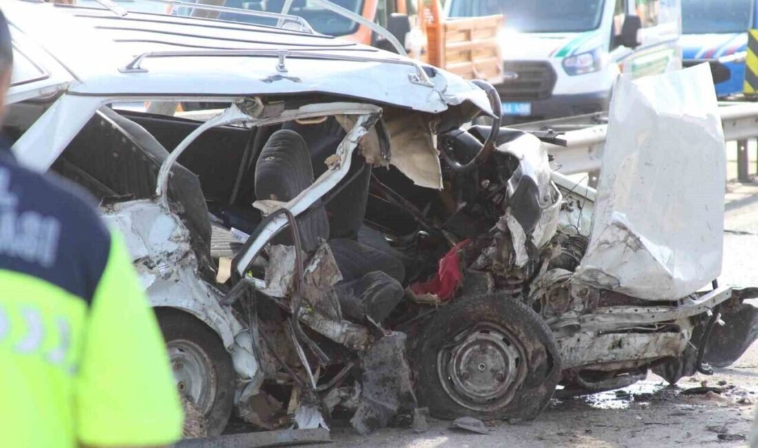 Mersin’de kontrolden çıkarak otoyol gişelerindeki beton bariyere çarpan otomobildeki 1’i