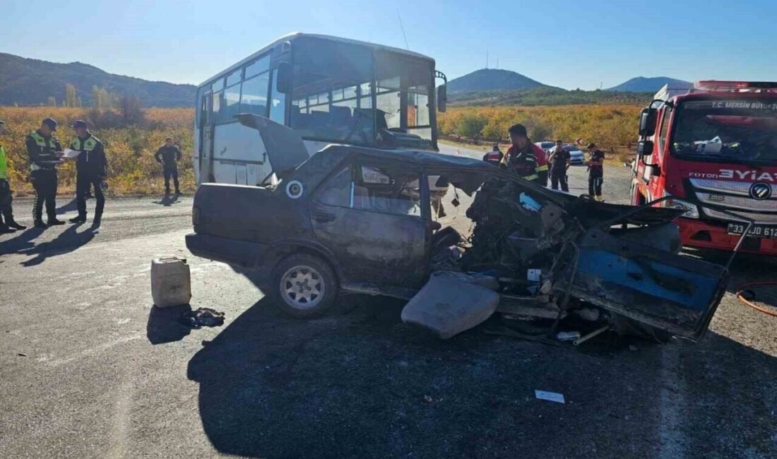 Mersin’in Gülnar ilçesinde tarım işçilerini taşıyan midibüs ile otomobilin çarpışması