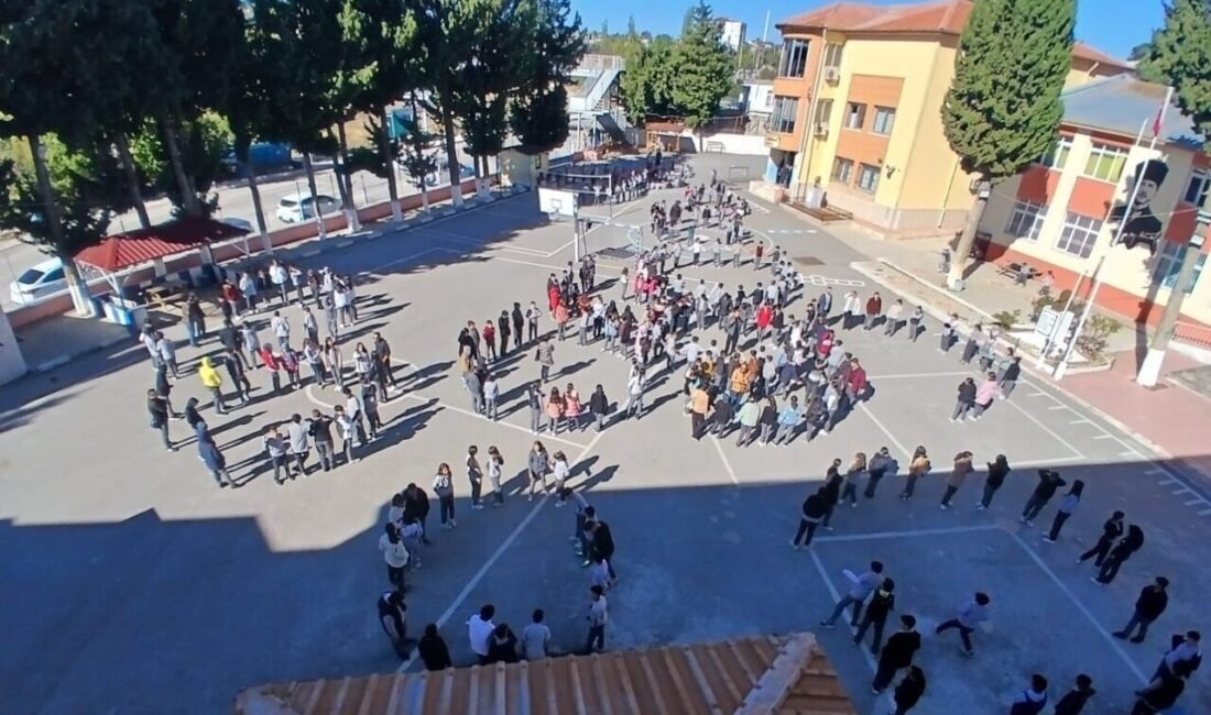 Mersin’de tüm okullarda eş zamanlı afet tatbikatı gerçekleştirildi Milli Eğitim Bakanlığı’nın ’Yeşil Vatan-Benim Okulum Geleceğe Çare’ etkinlikleri kapsamında