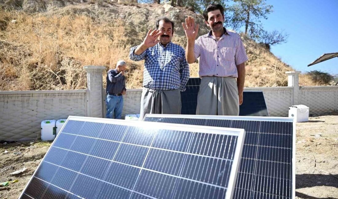 Mersin Büyükşehir Belediyesi, Toroslar’da düzenlenen törenle üreticilere mobil güneş paneli,