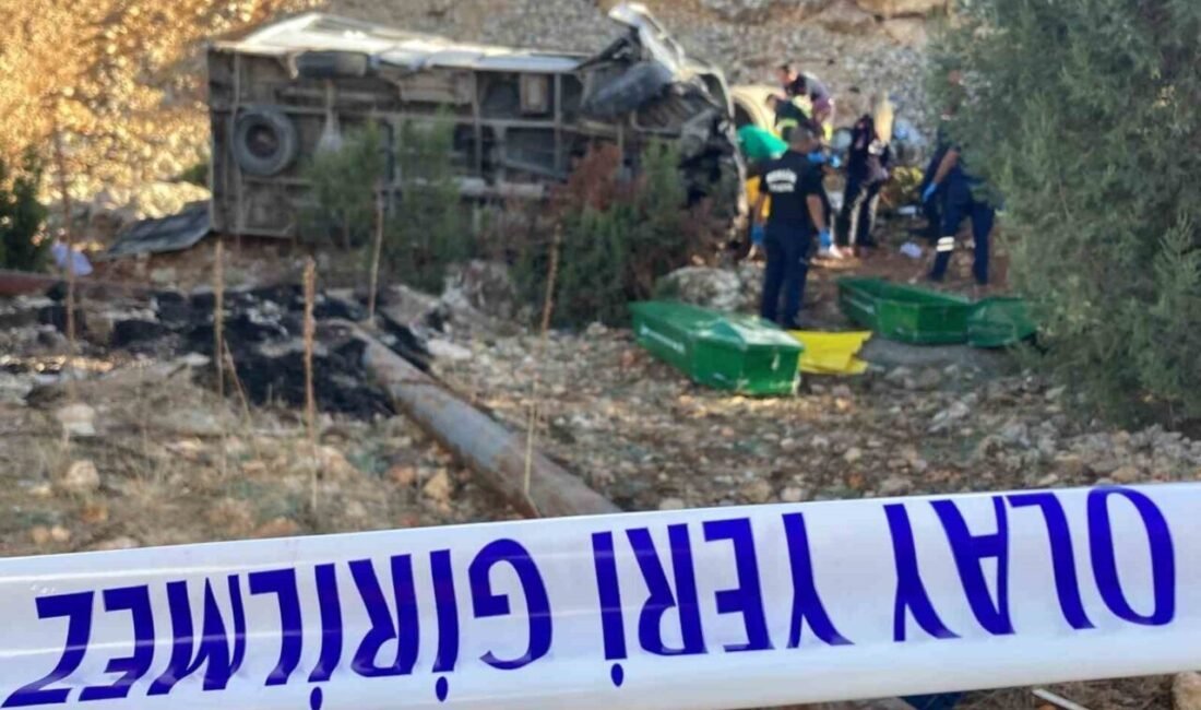 Mersin’in Erdemli ilçesinde tarım işçilerini taşıyan ehliyetsiz sürücünün kullandığı minibüsün