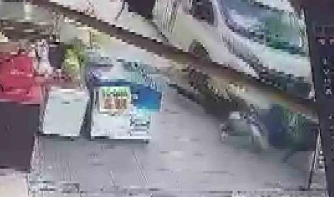 Adana’da kontrolden çıkan minibüs kaldırıma çıkıp 2 kişiyi yaraladı, o