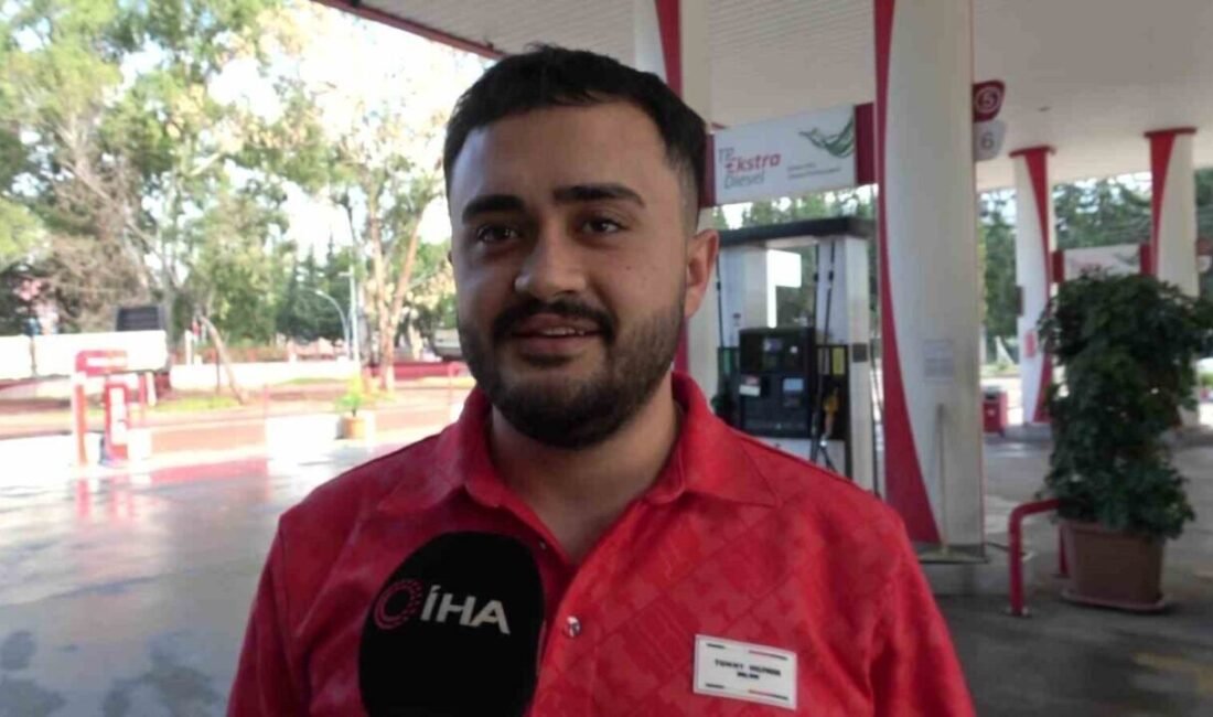 Hatay’da akaryakıt istasyonunun müdavimi olan kargayı, poğaçayla besleyen Taha Genç’in