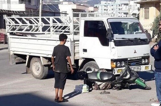 Mersin’in Erdemli ilçesinde kamyonet ile motosiklet çarpıştı. Kaza anı güvenlik