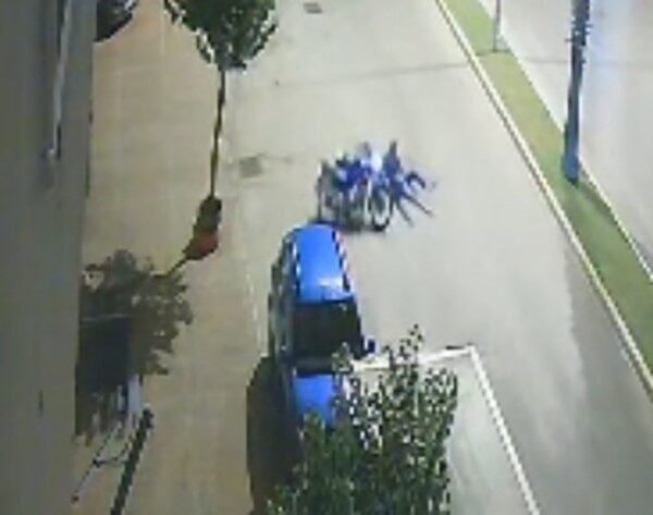 Virajı alamayıp devrilen motosiklet, park halindeki otomobile çarptı. Kazada yaralandığı