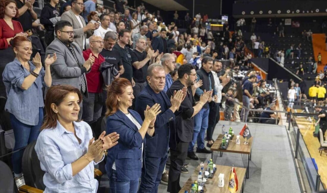 Mersin Büyükşehir Belediye Başkanı Vahap Seçer ile eşi Meral Seçer,