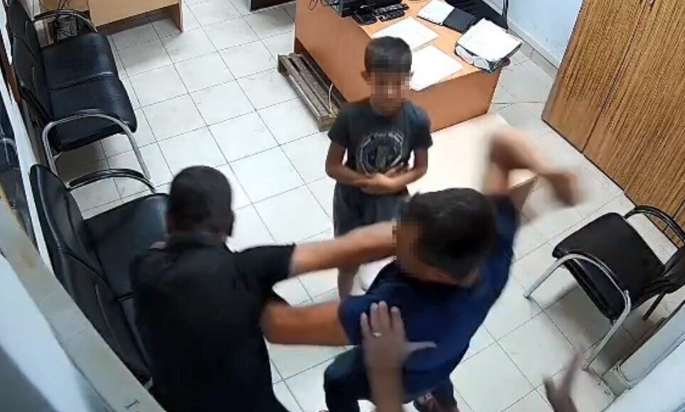 Mersin’in Silifke ilçesinde, boşanma aşamasındaki koca, şiddet gördüğünü iddia ettiği