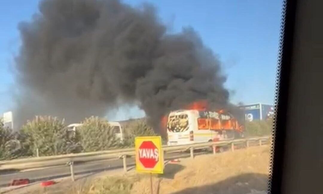 Adana’da öğrenci servis aracının çarptığı motosiklet sürücüsü çıkan yangında feci